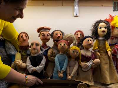 �E poi ci sono i miei preferiti - ci dice mostrandoci un carretto in legno con sopra nove personaggi -. Si tratta dei membri di un coro che mandiamo in scena nello spettacolo �Viaggio di Luna�. Grazie a un particolare meccanismo possono muovere la bocca, creando cos� l�illusione del canto�